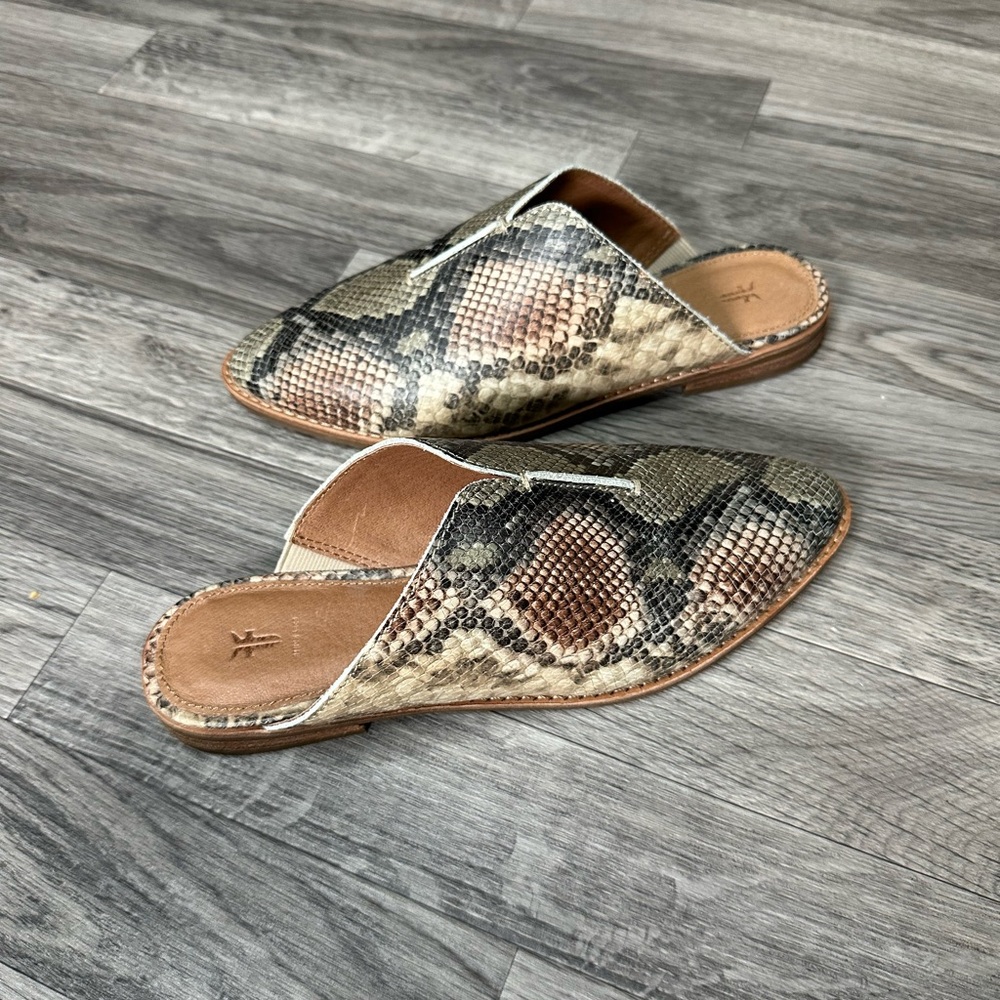 NWOB Frye Nolan Seam Mule Taupe Snake 6.5